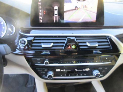 Used 2019 BMW 530i xDrive image 18