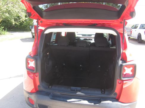 Used 2016 Jeep Renegade Latitude FWD image 8