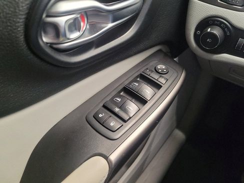 Used 2020 Jeep Cherokee Latitude Plus FWD image 27