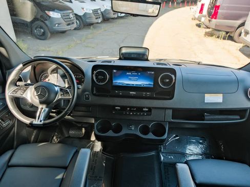 Used 2025 Mercedes-Benz Sprinter 2500 image 13