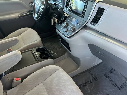 Certified 2018 Toyota Sienna LE w/ Carpet Mat Package FWD image 20