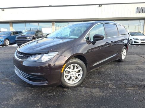 Used 2017 Chrysler Pacifica Touring image 2