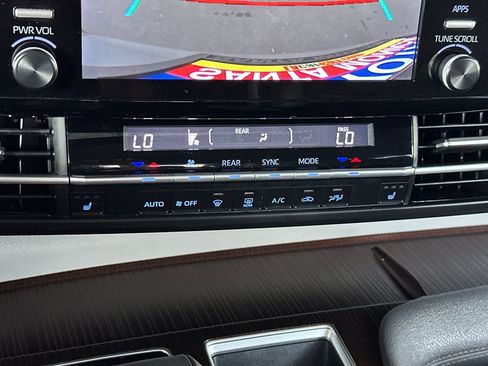 Used 2024 Toyota Sienna XLE FWD image 22