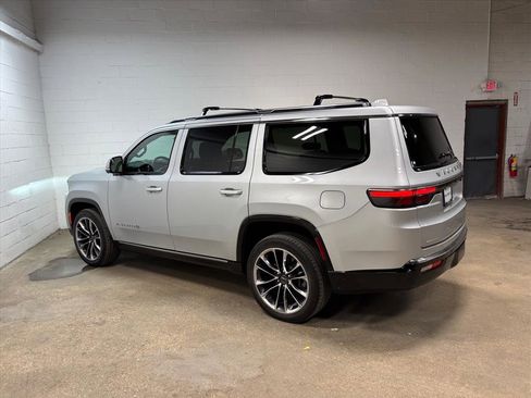 Used 2022 Jeep Wagoneer Series III w/ Premium Group I image 10