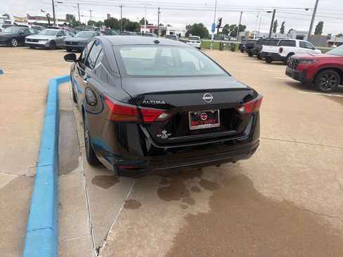 Used 2025 Nissan Altima 2.5 SV FWD image 10