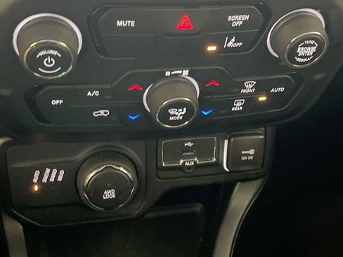 Used 2023 Jeep Renegade Latitude AWD/4WD image 19