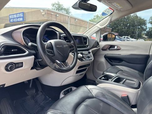 Used 2020 Chrysler Voyager Lxi image 12