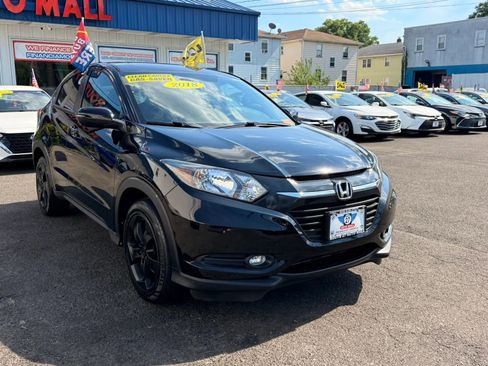 Used 2018 Honda HR-V EX image 2