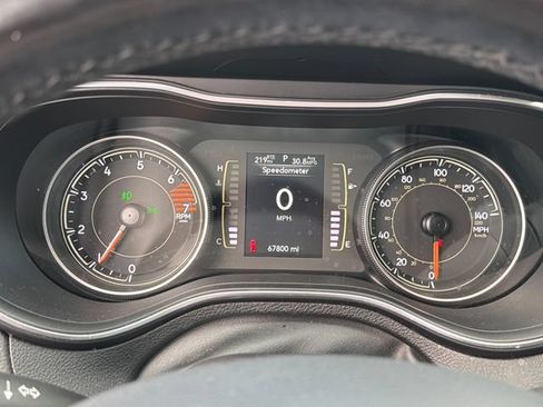 Used 2020 Jeep Cherokee Latitude Plus w/ Comfort/Convenience Group AWD/4WD image 22