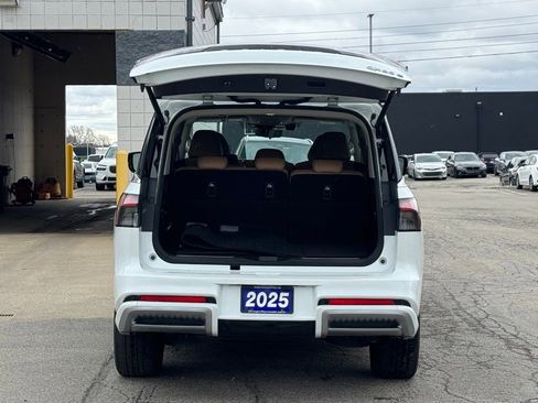 Used 2025 INFINITI QX80 Sensory image 32