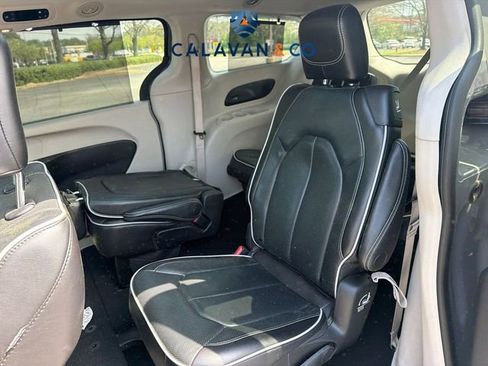Used 2023 Chrysler Pacifica Limited image 7