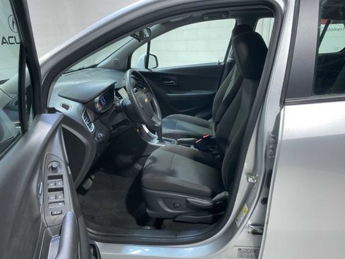 Used 2018 Chevrolet Trax LS AWD/4WD image 2