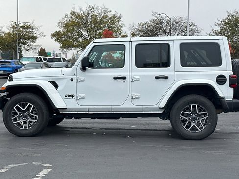 Used 2025 Jeep Wrangler Sahara image 7