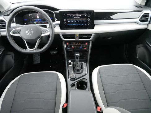 Used 2025 Volkswagen Taos SE image 10