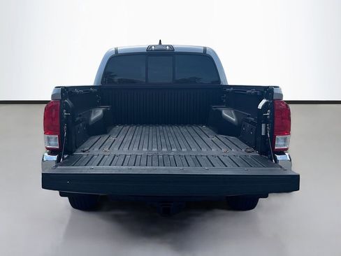 Used 2017 Toyota Tacoma SR5 w/ Tow Package RWD image 9