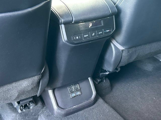 Used 2022 Toyota Highlander XLE AWD/4WD image 42