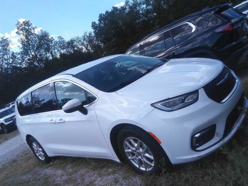 Used 2023 Chrysler Pacifica Touring-L FWD image 1