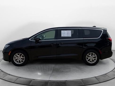 Used 2024 Chrysler Pacifica Touring-L FWD image 5