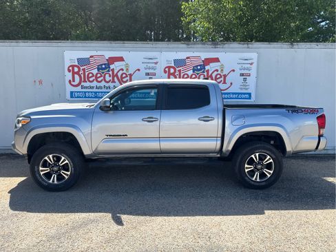 Used 2017 Toyota Tacoma TRD Sport w/ Tow Package (A/T) image 7