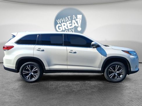 Used 2019 Toyota Highlander Plus FWD image 2