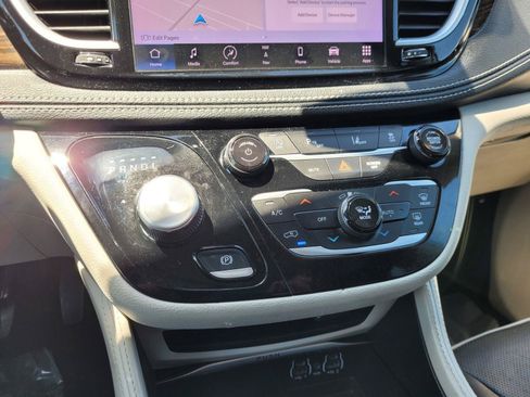Used 2023 Chrysler Pacifica Limited FWD image 29