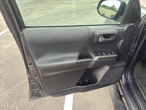 Used 2022 Toyota Tacoma TRD Sport w/ Technology Package RWD image 14