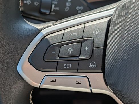 Certified 2025 Volkswagen Tiguan SE w/ Panoramic Sunroof Package AWD/4WD image 30