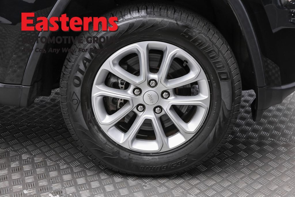 Used 2021 Jeep Grand Cherokee Laredo AWD/4WD image 32