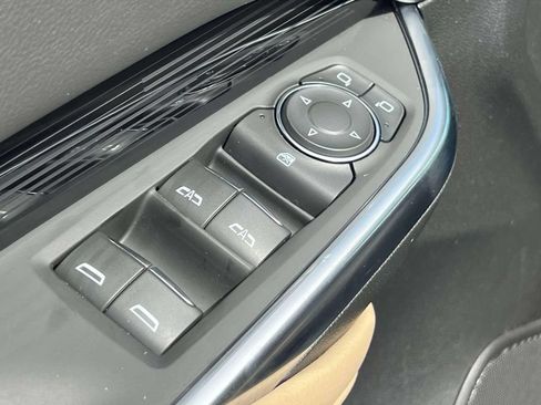 Used 2024 Cadillac XT4 Luxury w/ Cold Weather Package AWD/4WD image 19
