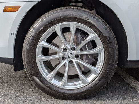 Certified 2025 Porsche Macan AWD/4WD image 36