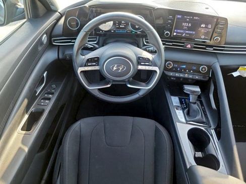 Used 2022 Hyundai Elantra SEL w/ Convenience Package FWD image 12