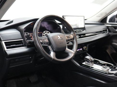 Used 2025 Mitsubishi Outlander SE FWD image 6
