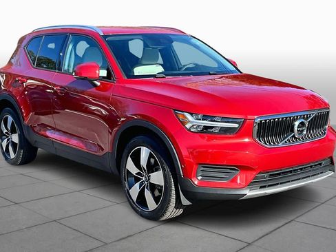 Used 2019 Volvo XC40 T4 Momentum image 2