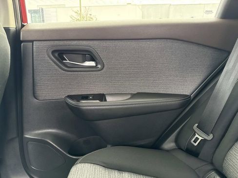 Used 2023 Nissan Rogue SV image 17