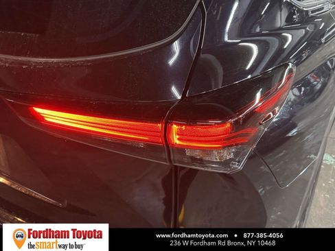 Used 2024 Toyota Highlander XSE AWD/4WD image 10