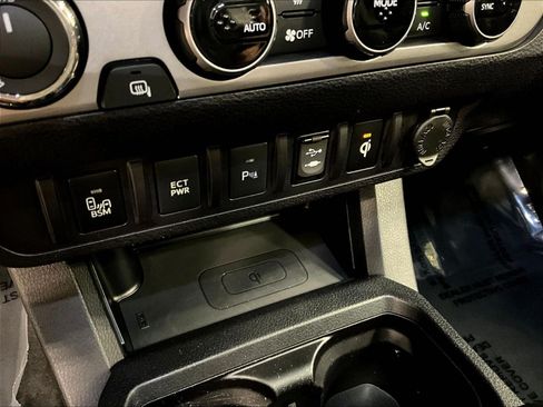 Used 2017 Toyota Tacoma Limited w/ Tow Package AWD/4WD image 17