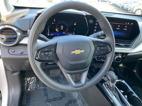 Used 2025 Chevrolet Trax LT image 27
