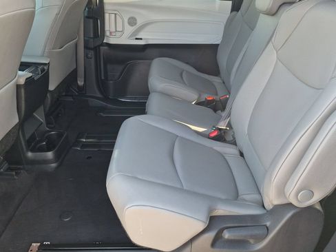 Used 2025 Toyota Sienna XLE FWD image 12