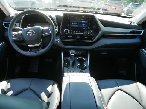 Used 2022 Toyota Highlander XLE AWD/4WD image 10