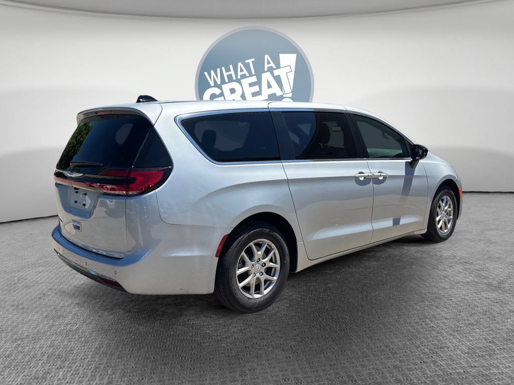 New 2026 Chrysler Pacifica Select FWD image 3