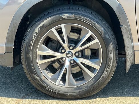 Used 2017 Toyota Highlander LE w/ Carpet Mat Package AWD/4WD image 30