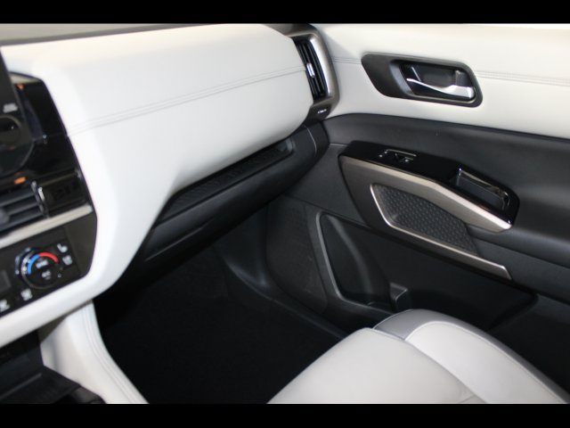 Used 2022 Nissan Pathfinder Platinum AWD/4WD image 16