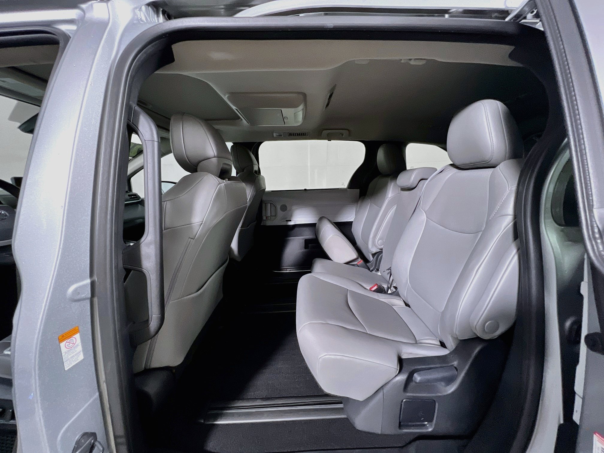Used 2025 Toyota Sienna XLE w/ XLE Plus Package FWD image 29