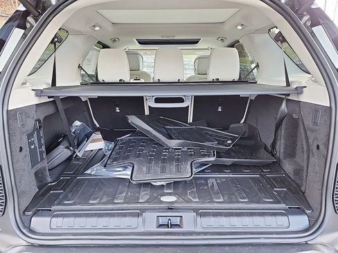 Used 2025 Land Rover Discovery S AWD/4WD image 13