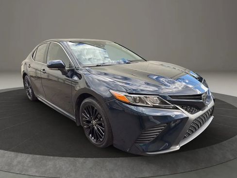 Used 2020 Toyota Camry SE image 3