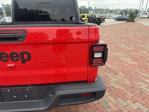 Used 2024 Jeep Gladiator Sport AWD/4WD image 11