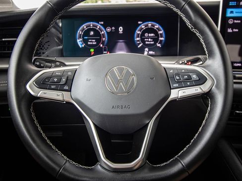 Certified 2025 Volkswagen Tiguan SE image 32