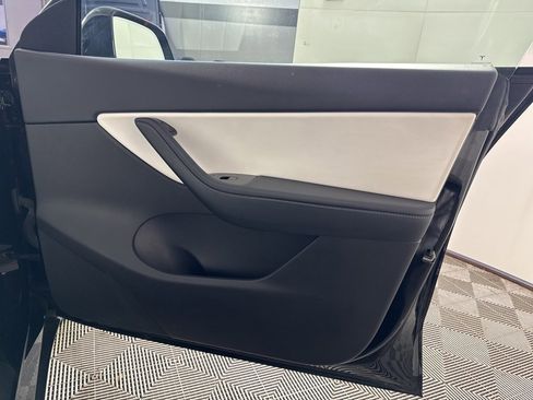 Used 2021 Tesla Model Y Long Range image 21