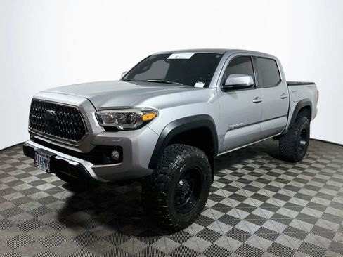 Certified 2018 Toyota Tacoma TRD Off-Road AWD/4WD image 3