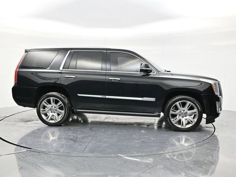 Used 2017 Cadillac Escalade Premium Luxury image 4